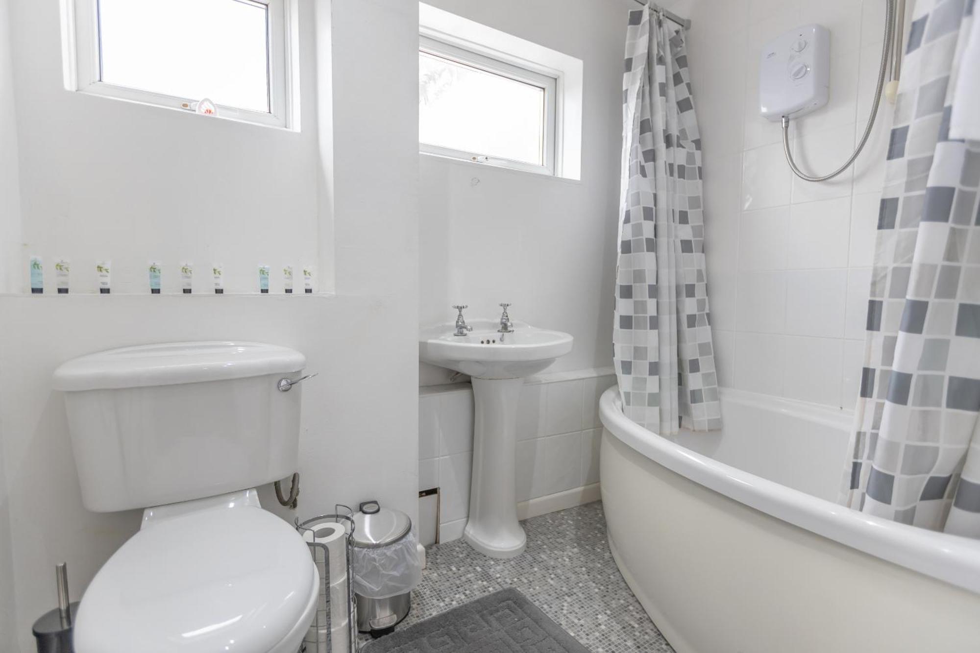Апартаменты Opp B'Ham - Freshly Refurbished Walls And Carpets! Big Savings Booking 7 Days Or More! Marston Green Экстерьер фото